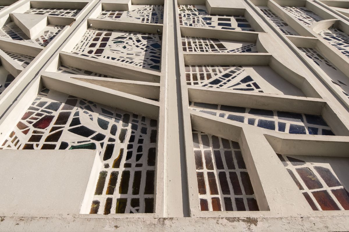 betonnen raster met glas in de gevel van de wederopbouwkerk in Heemstede