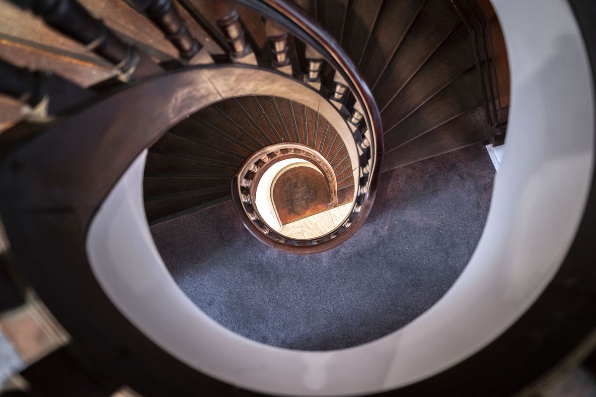 spiltrap met houten balusters, van boven gezien
