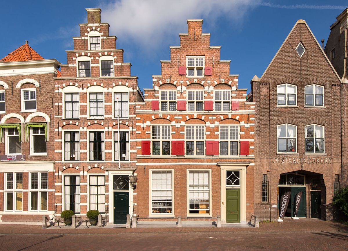 huizen met rijk versierde trapgevels in rood en wit in Leiden