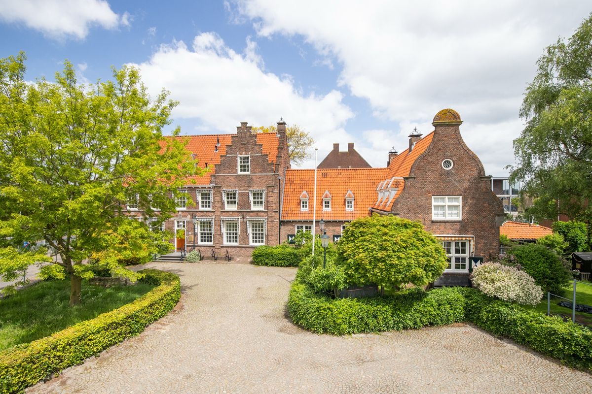 historische bebouwing met trapgevels achter een heg in Maartensdijk