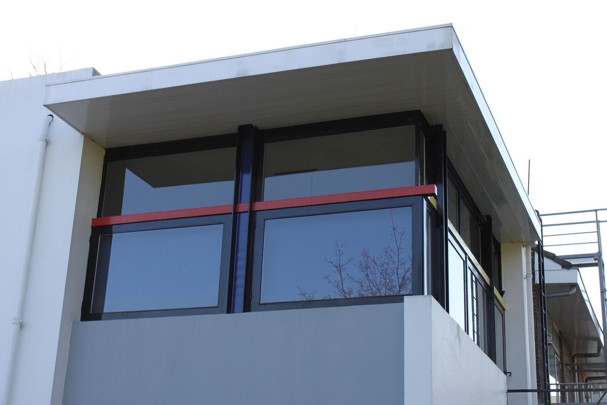 hoek van het Rietveld Schröderhuis met een raamband en rode lijnen