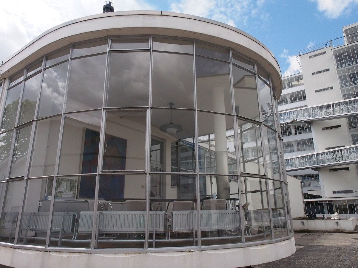 de ronde glazen kantine bij de Van Nellefabriek in Rotterdam