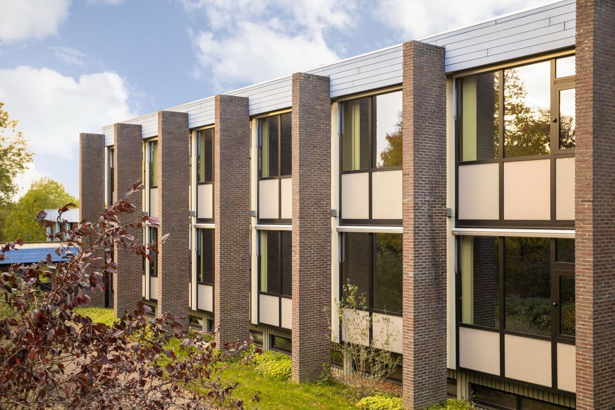 het voormalige waterschapshuis in Wedde met baksteenpijlers en glas