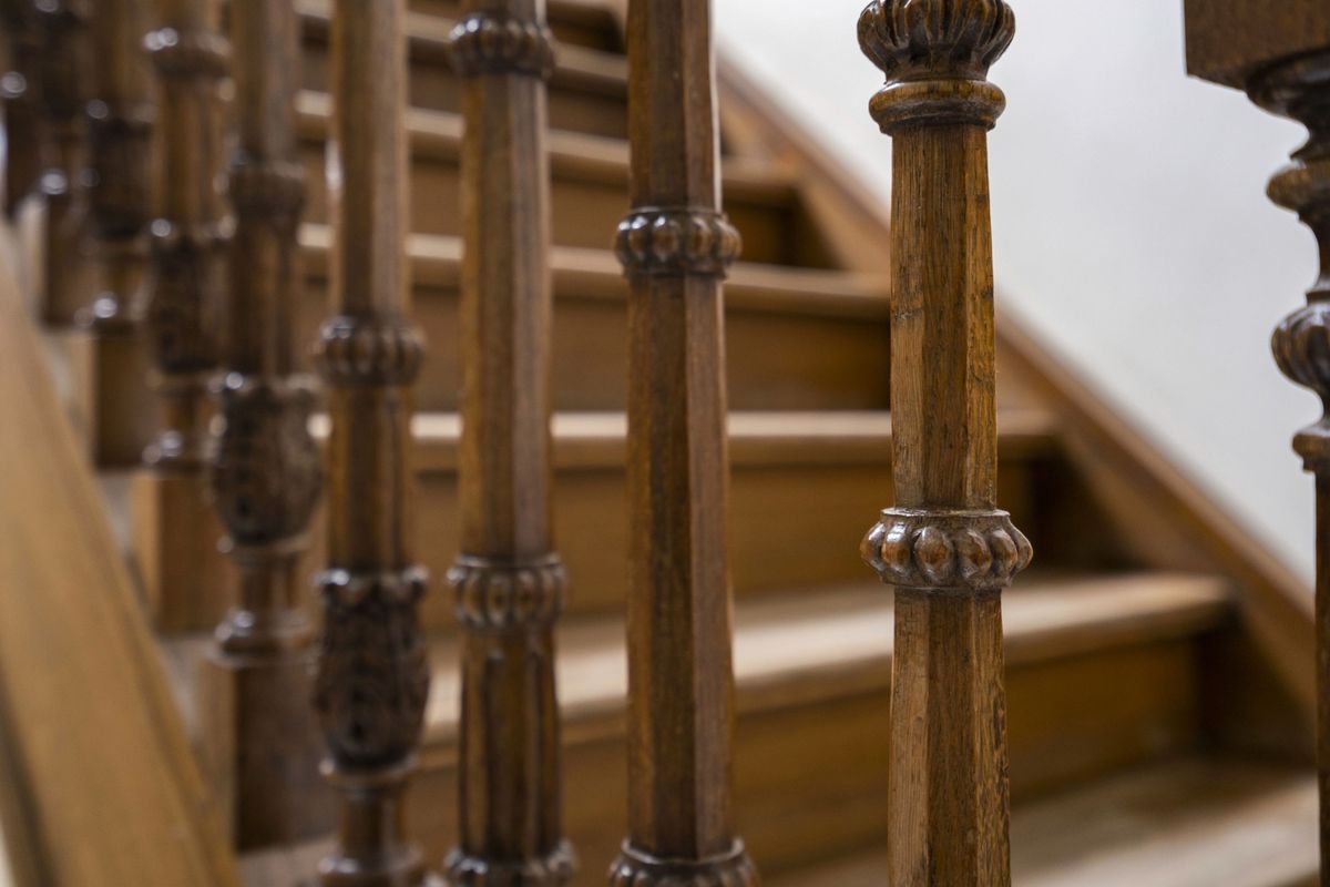 gedraaide houten balusters van een trap