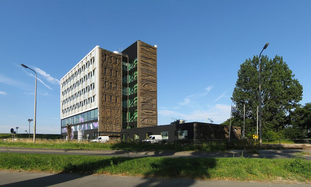 hoog kantoorgebouw in Delfzijl onder een blauwe lucht