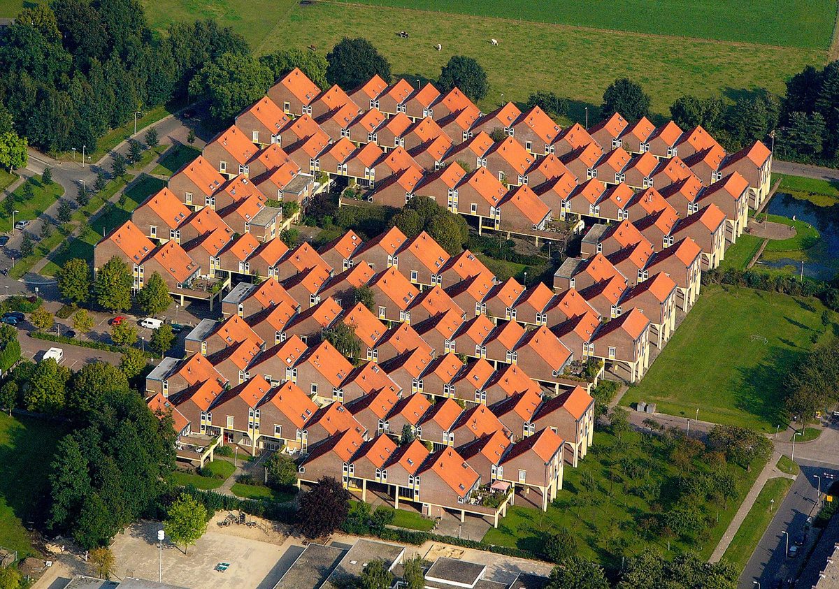 luchtfoto van de Kasbah in Hengelo met veel oranje daken in een dicht patroon