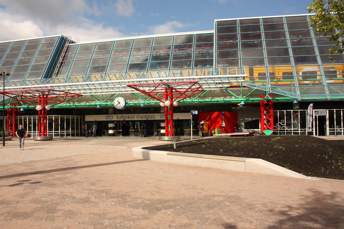 stationsgebouw van Lelystad Centrum met rode dragers onder een glazen dak
