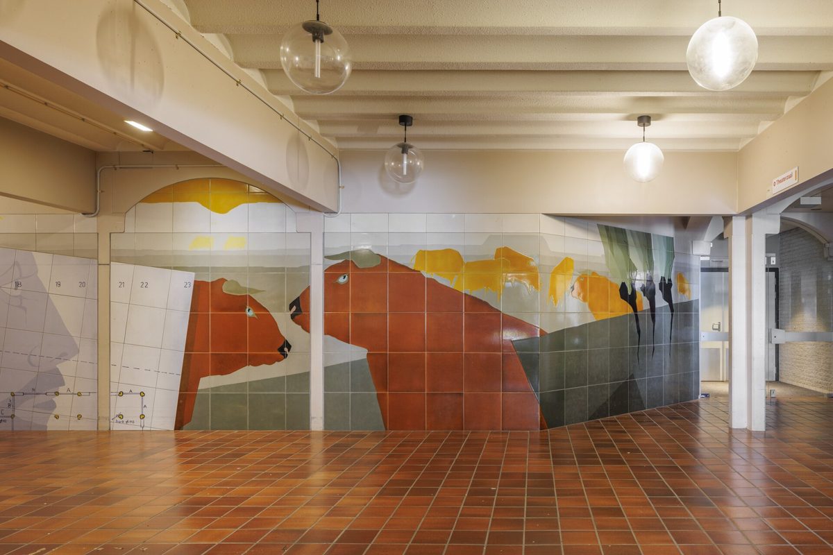 lange betegelde muur van Willem Lenssinck in de hal van De Musketon
