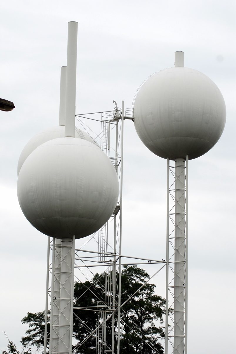 witte bolvormige reservoirs op slanke torens van de watertoren in Eindhoven