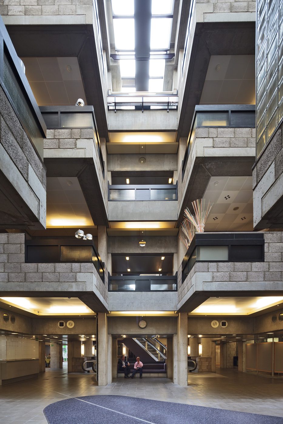 entree en hal van het hoofdkantoor van Centraal Beheer in Apeldoorn