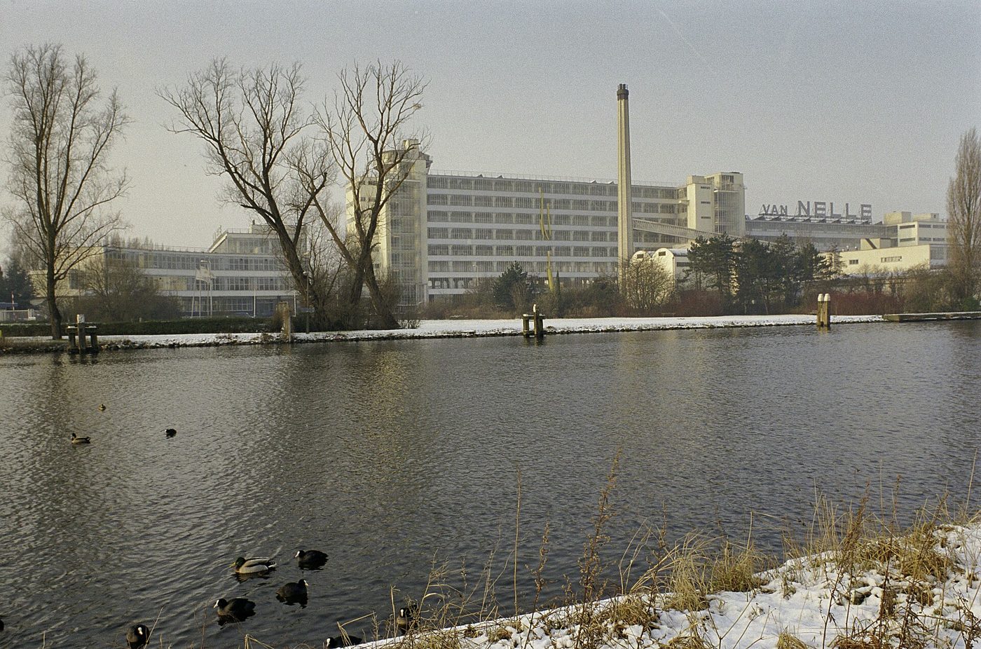 Van Nellefabriek in Rotterdam gezien vanaf de waterkant