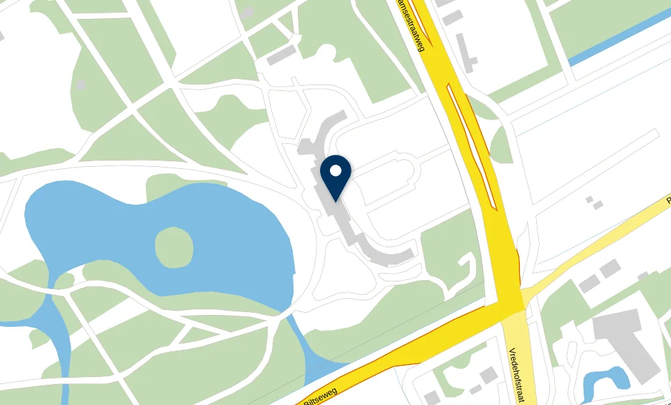 kaart van de omgeving van Paleis Soestdijk in Baarn met een donkerblauwe markering op het paleis, de Amsterdamsestraatweg aan de oostzijde en een vijver ten westen van het paleis